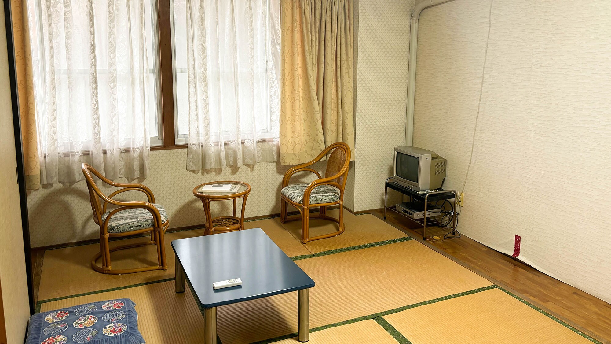 ・[Japanese-style room 7.5 tatami mats (toilet shared)/102] This is a tatami room, so you can stretch your legs and relax.