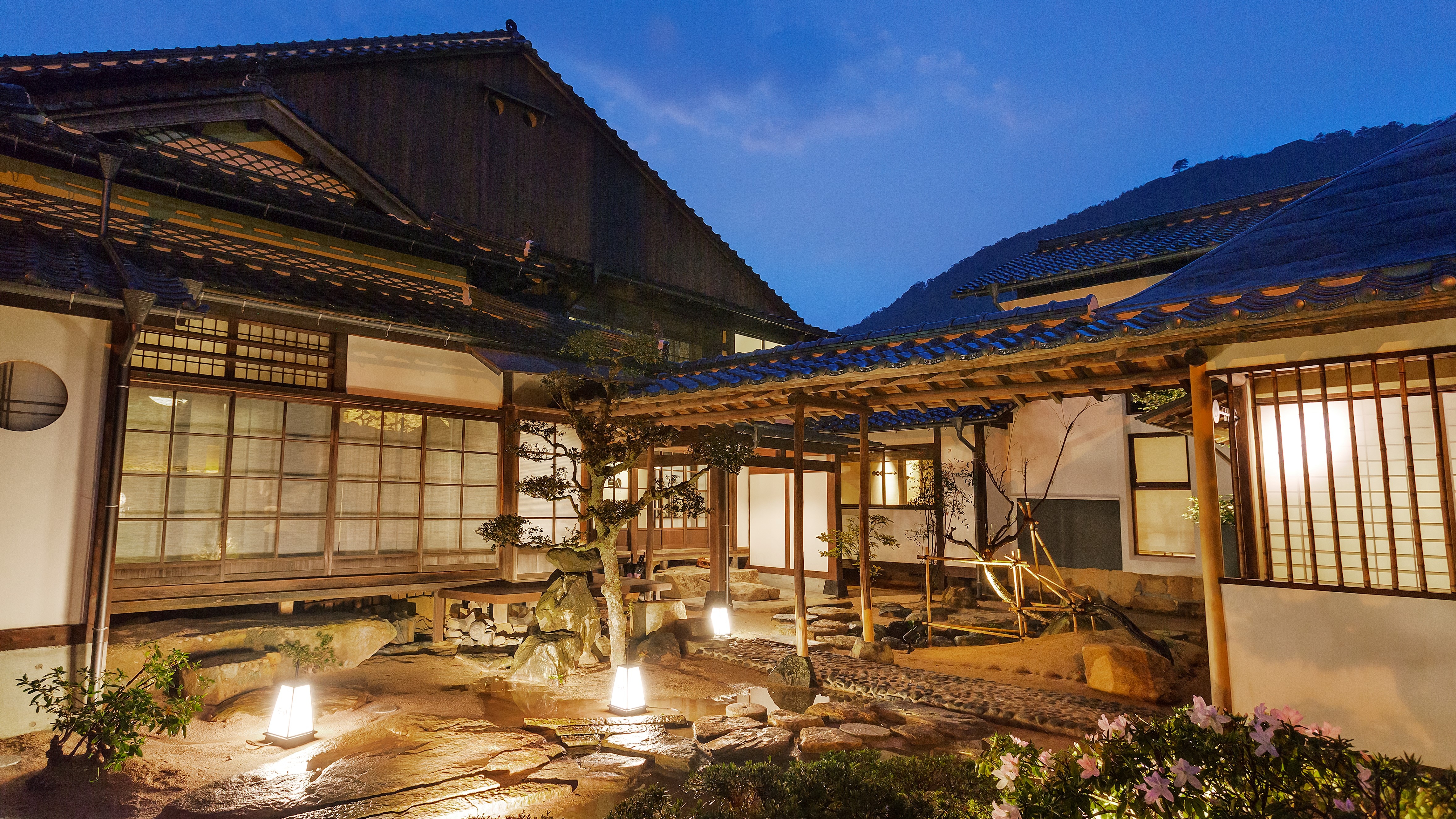 Takeda castle town where you can enjoy the town embraced by the sea; a decentralized hotel that treats the townscape as a single hotel