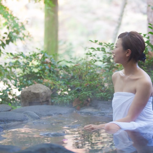 [露天浴池] 沿著溪流的露天浴池是鬼怒川溫泉最好的！