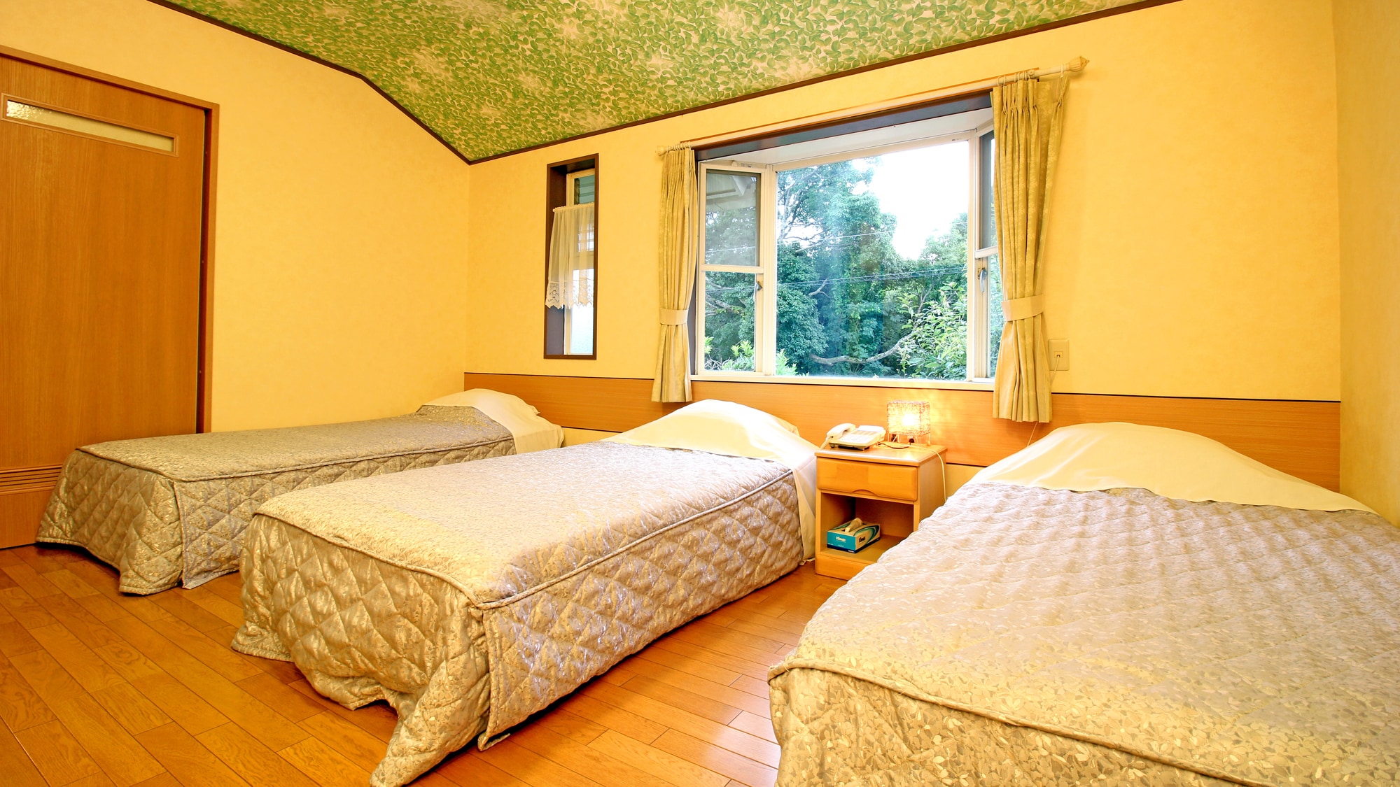 Kamar triple bergaya Barat "Chamomile"