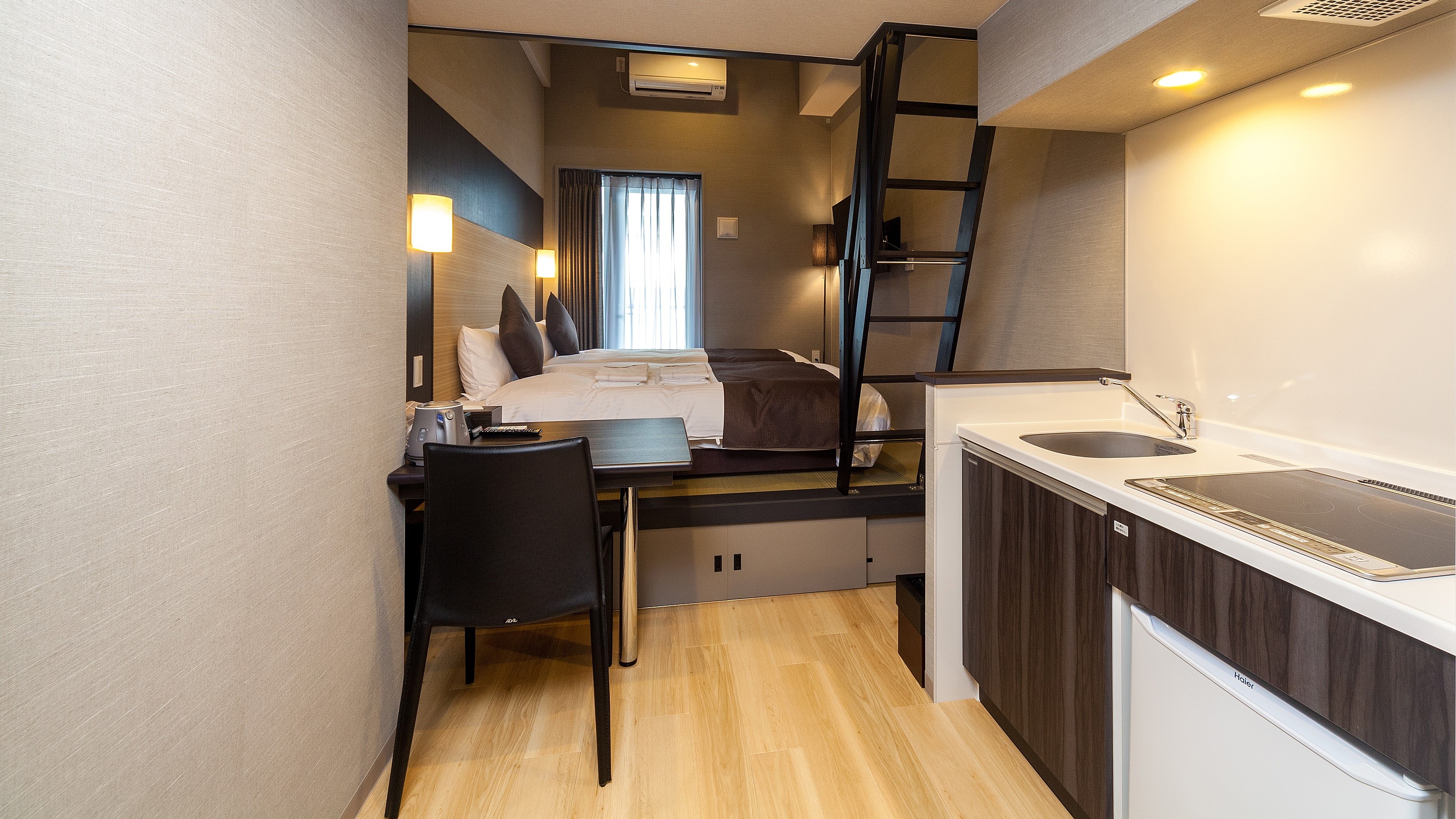 <Japanese modern twin room> An example of a guest room