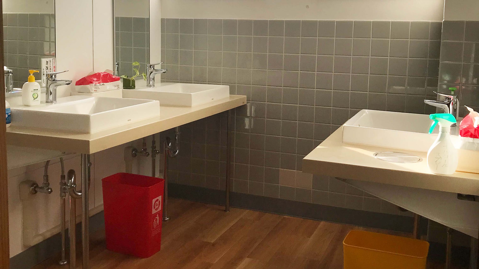 ・ Simple and no-frills washbasin
