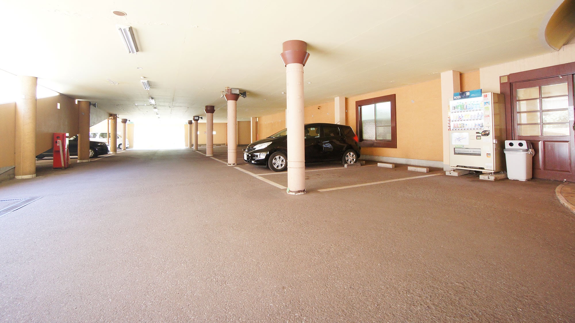 [Tempat parkir hotel 1F]