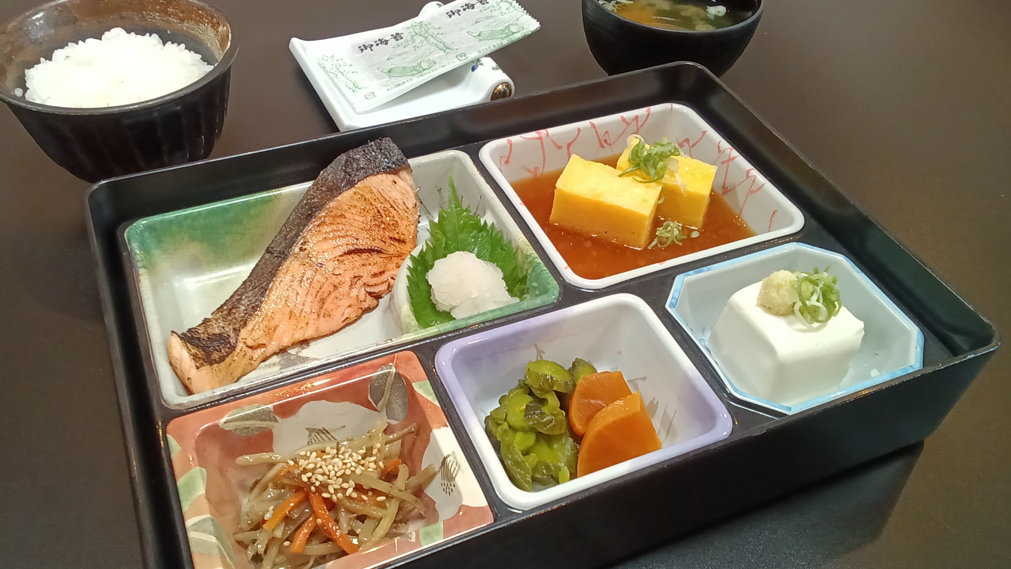 我们引以为豪的日式套餐包含一份汤和三道菜，营养均衡。我们选用产自枥木县的枥木之星米。