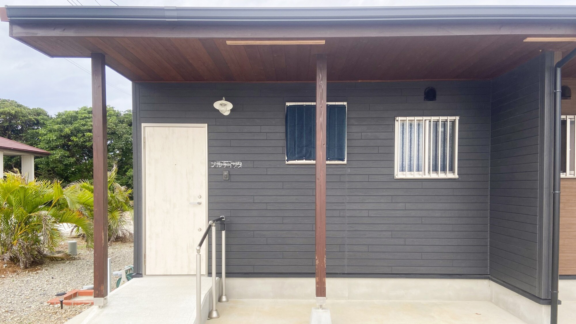 ・[Nordic: Exterior] The exterior has a chic grey color scheme.