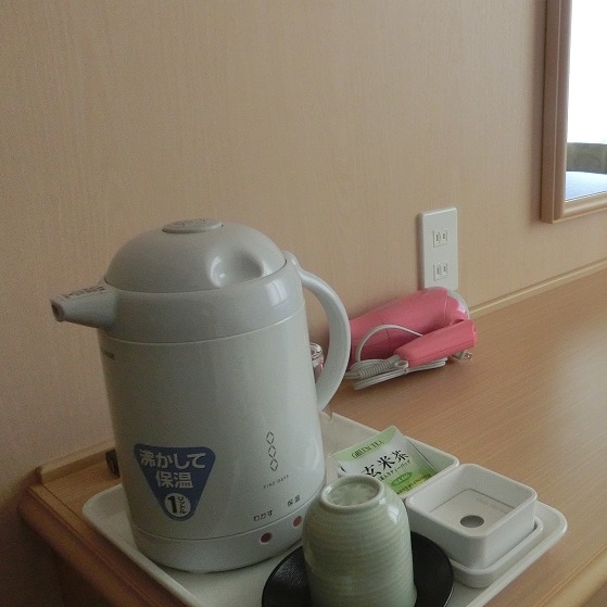 [房間設施] 電水壺，茶杯，杯子，茶葉，吹風機