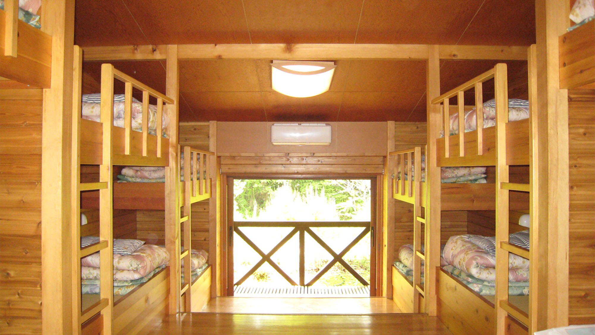 ・[Western-style room example] Perfect for groups. Accommodates up to 10 people.