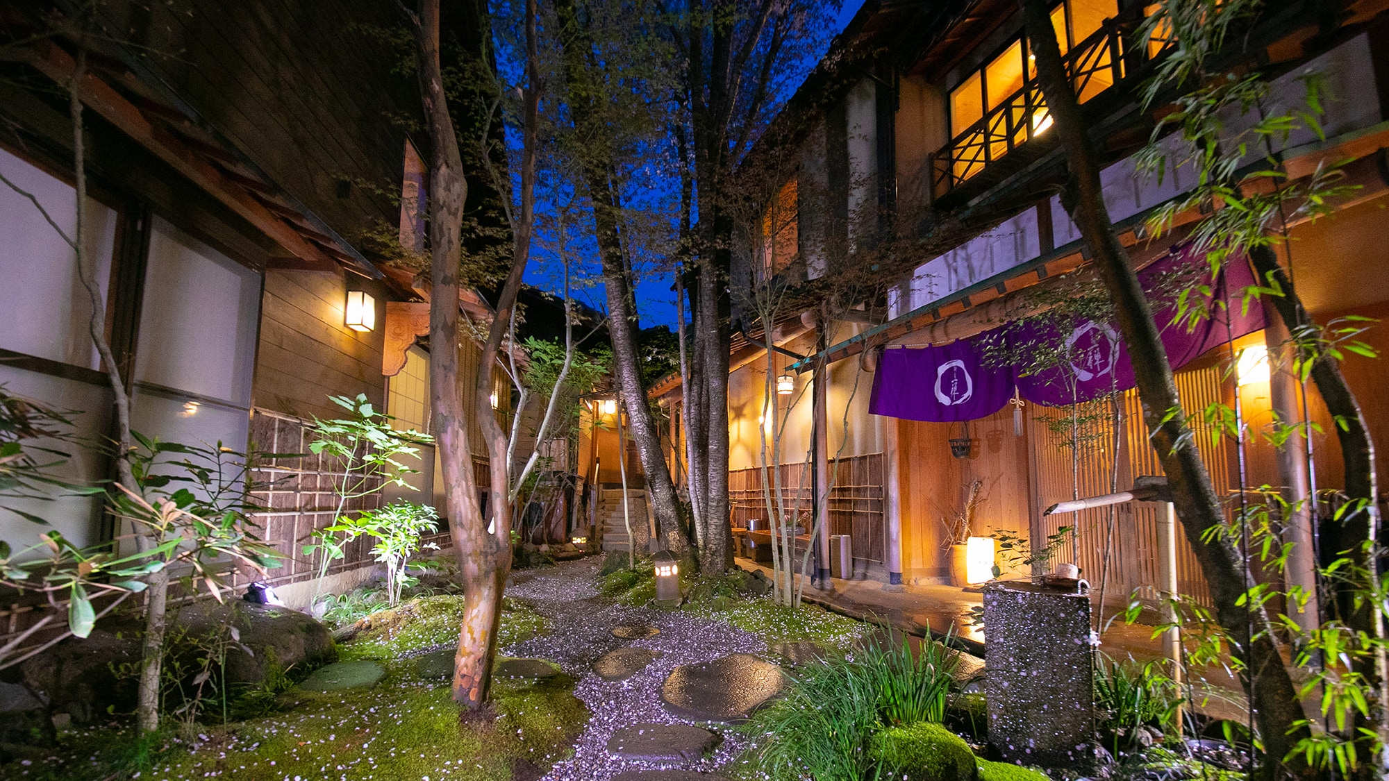 A sukiya inn that stands quietly at the foot of Mt. Yufu