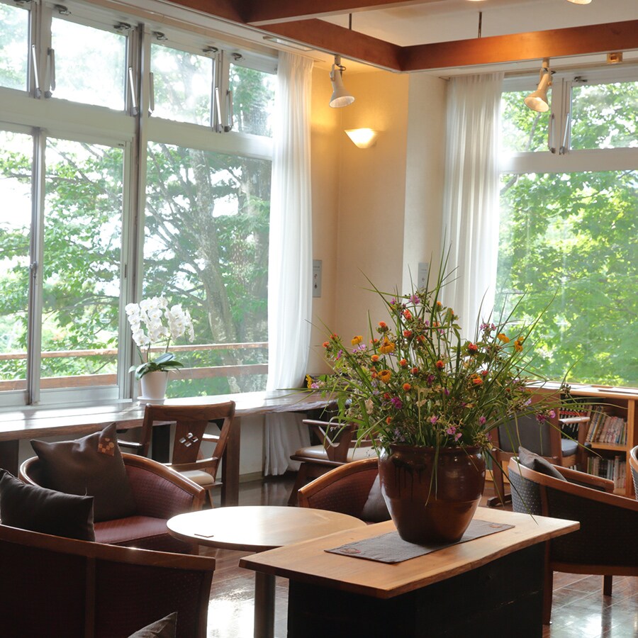 [Lobby] Beautiful green lobby