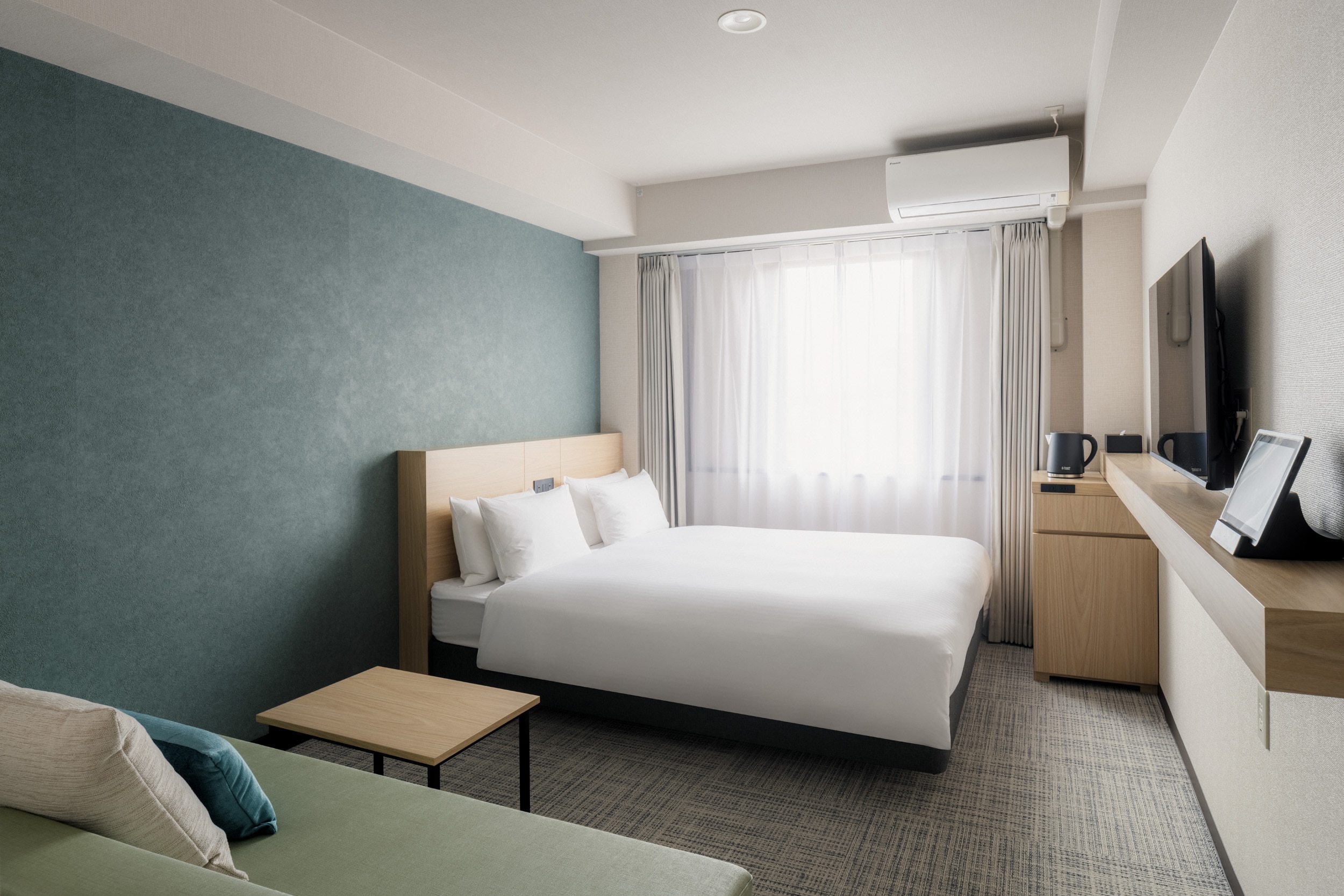 [Deluxe Double Room] 18m²/160cm wide Simmons bed ensures a good night's sleep.