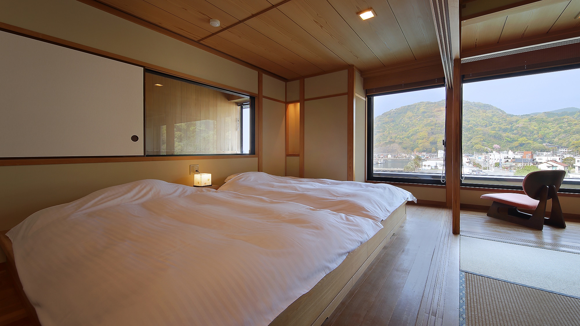 Japanese-Western room with half open-air bath, 12 tatami mats "Flower/Sea"