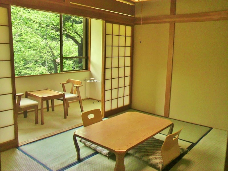 [Mountain side] 6 tatami room with bathroom and toilet (example) We recommend coming during the season when the trees with their magnificent branches are colored with fresh green leaves!