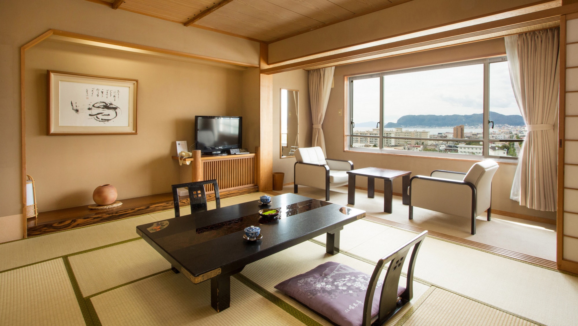 Please heal the tiredness of your trip in a relaxing Japanese-style room.