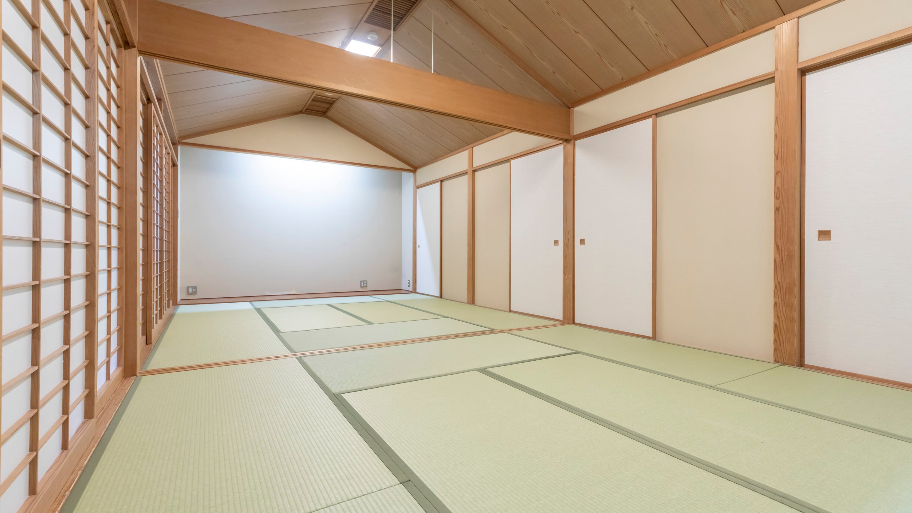 Japanese-style room 16 tatami mats 1-12 people