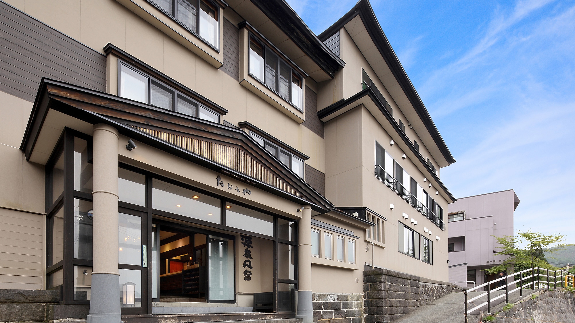 [Exterior daytime] A retro hot spring inn where the world of Taisho romance spreads out