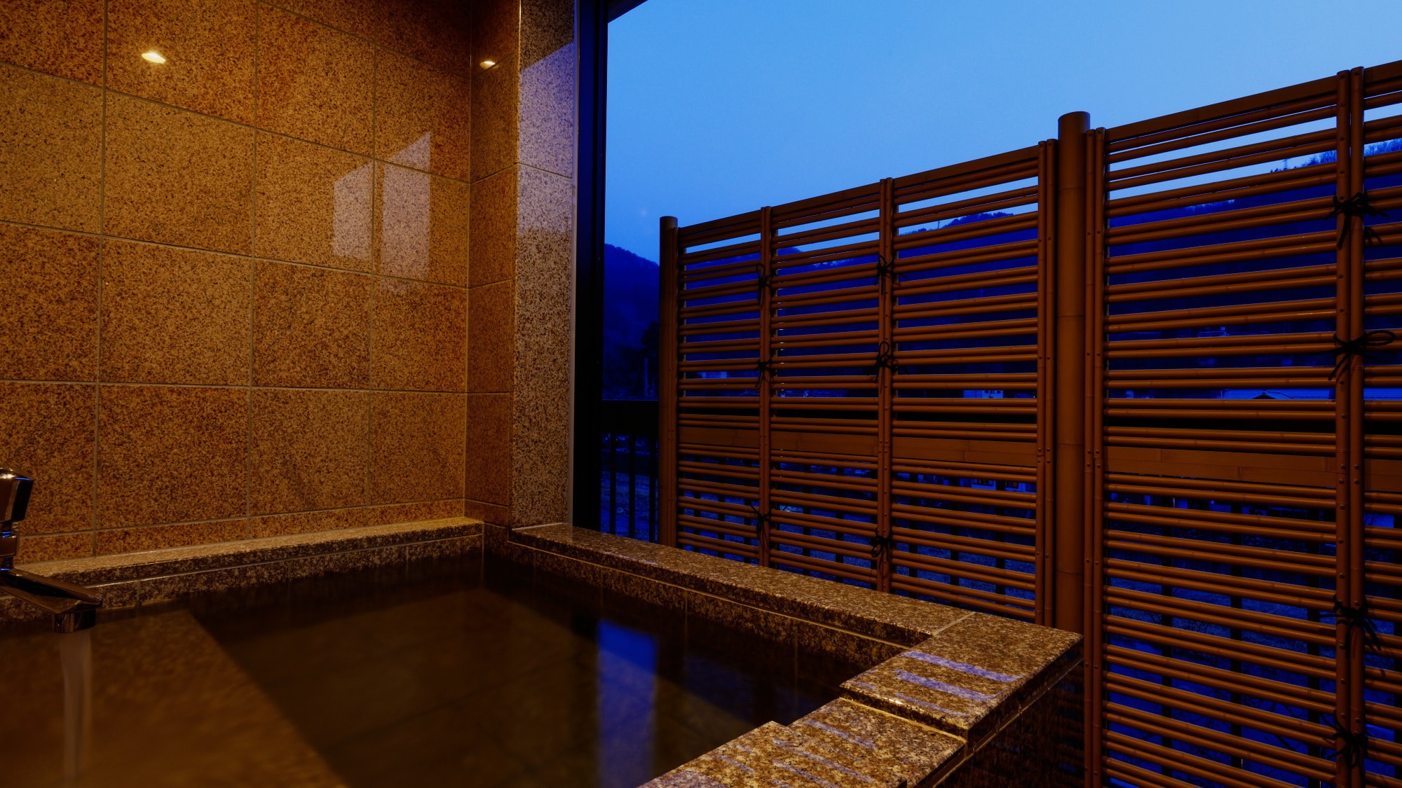 Semi-open-air suite "Kawanami/Kawagiri" Semi-open-air bath