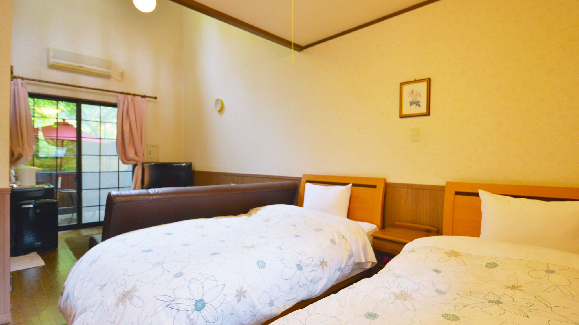 [Maisonette Western-style room / Guest room with open-air garden bath] A twin-type room with two beds on each floor.