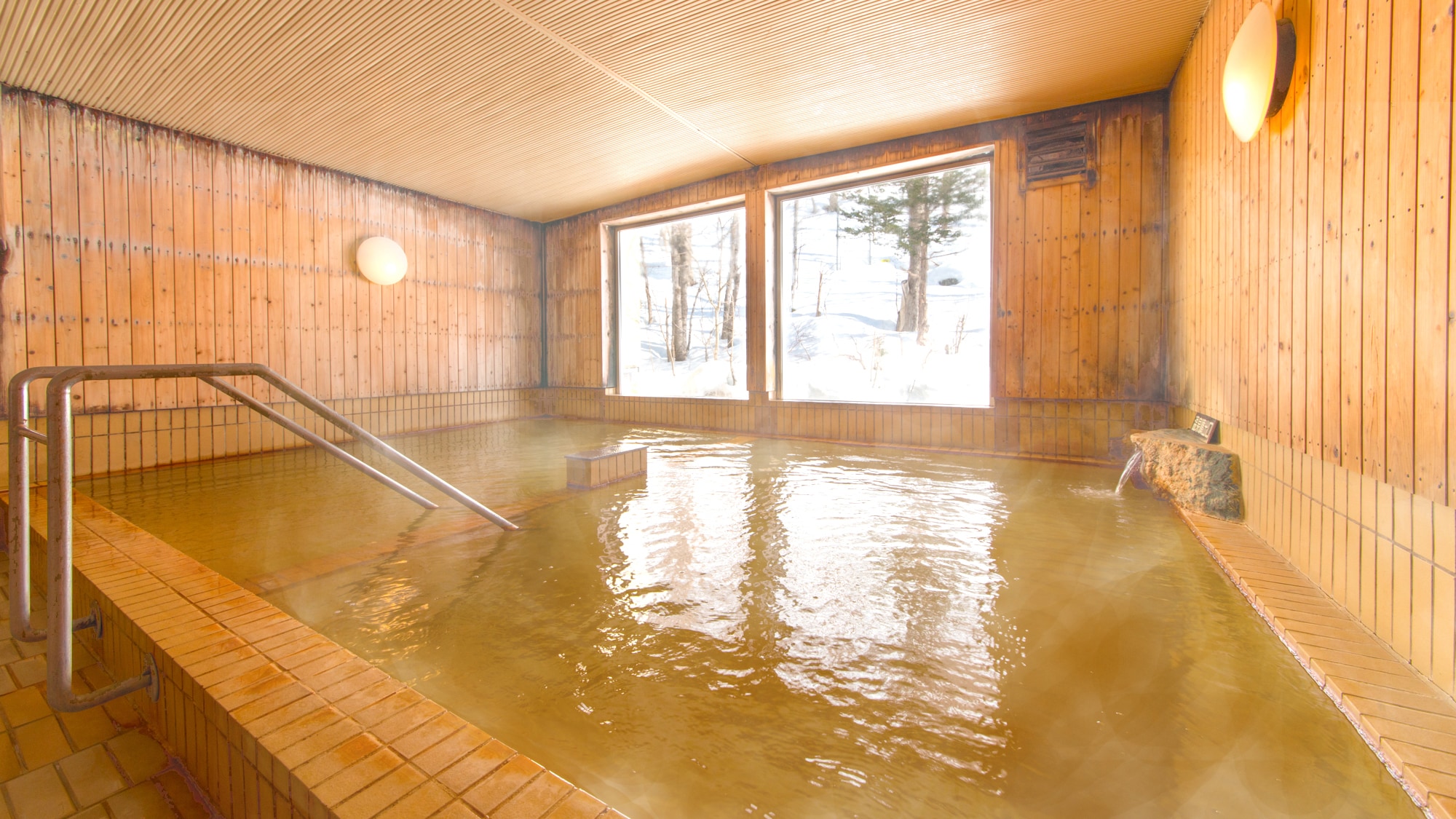 [Large public bath] You can bathe in the large public bath all night long. The hot spring water will gently envelop your tired body.