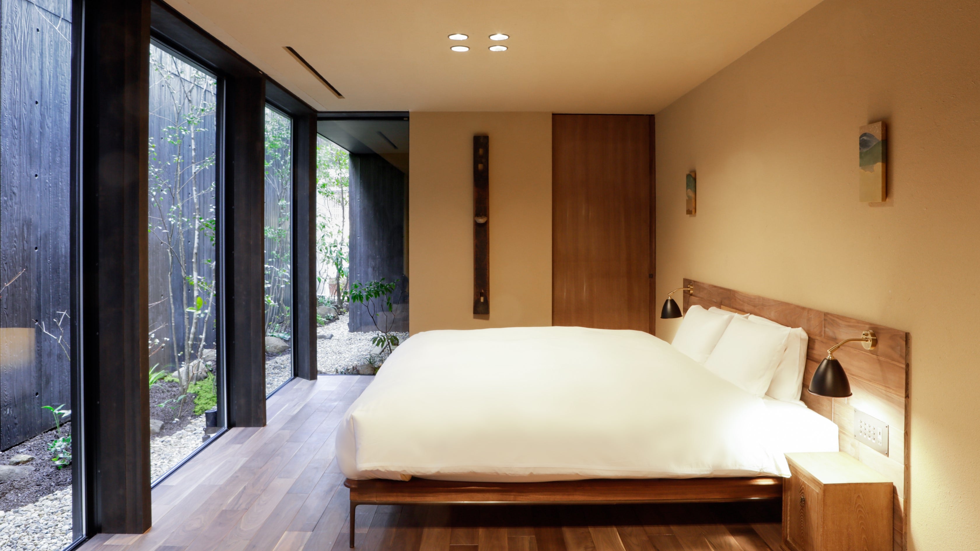 อาคารใหม่ 208: ห้องดีลักซ์เตียงคิงไซส์พร้อมวิวระเบียงและวิวลานภายใน