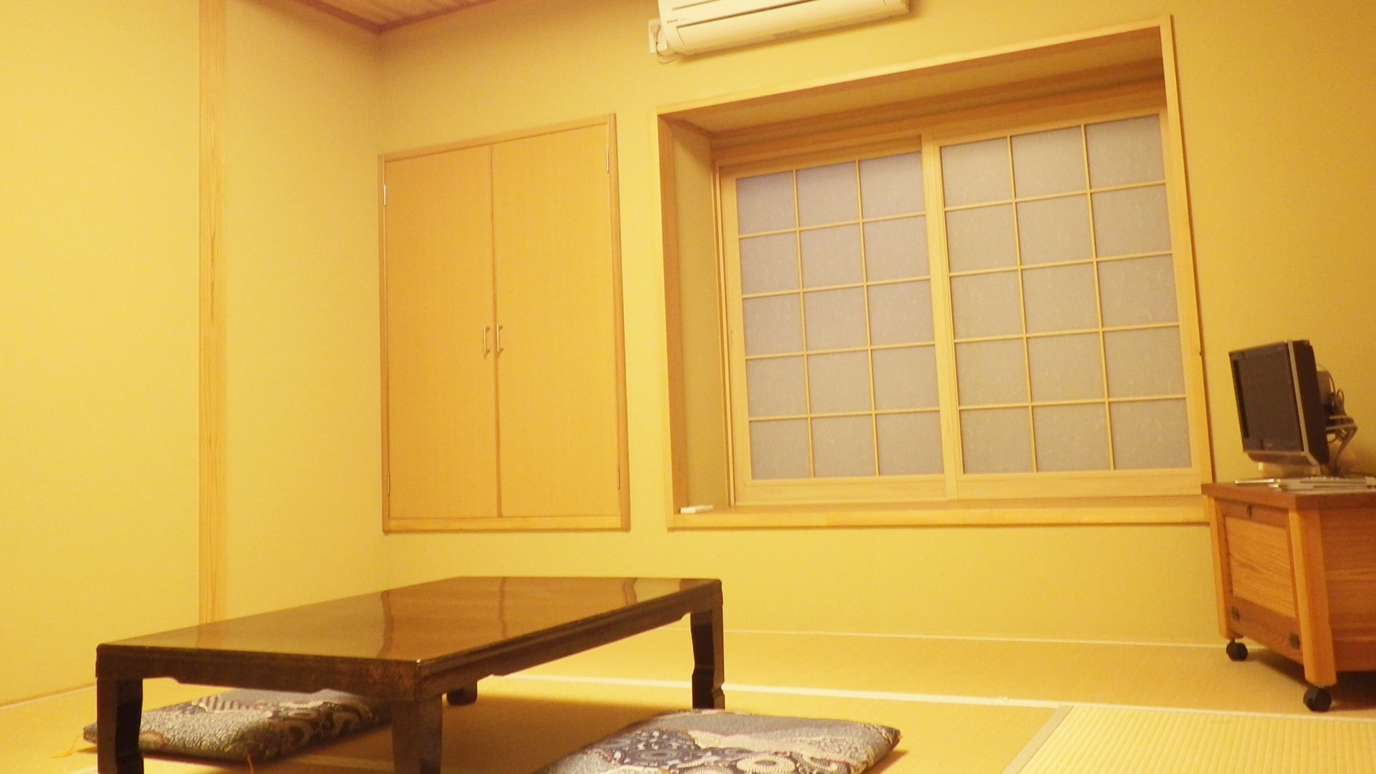 * [Room example] Japanese-style room 8 tatami mats / main building