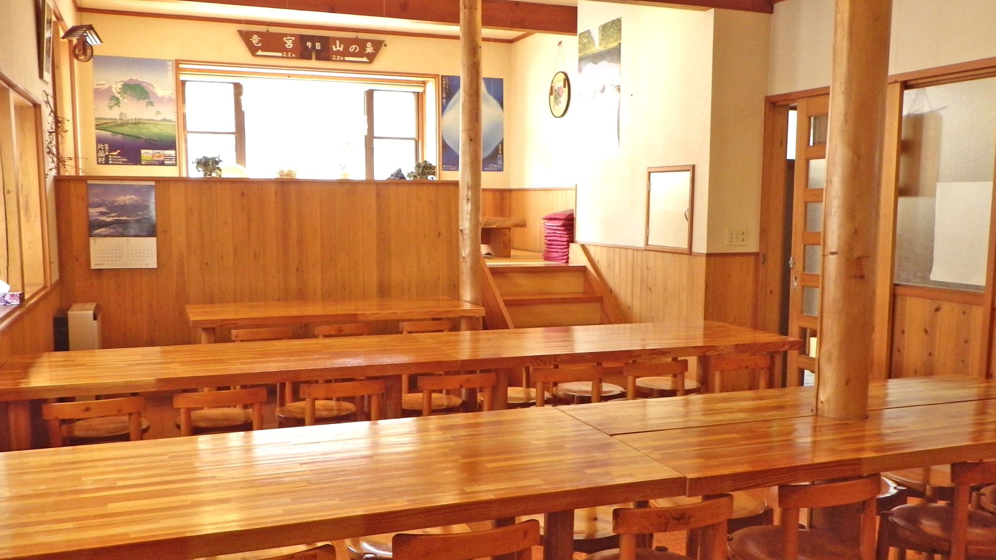 * [Dining Room] Enjoy your meal while feeling the warmth of soft wood.