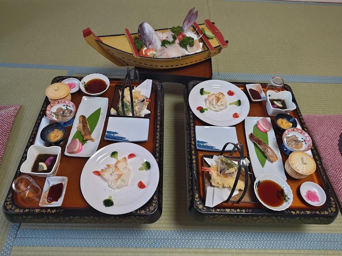部屋での夕食(舟盛付き).JPG