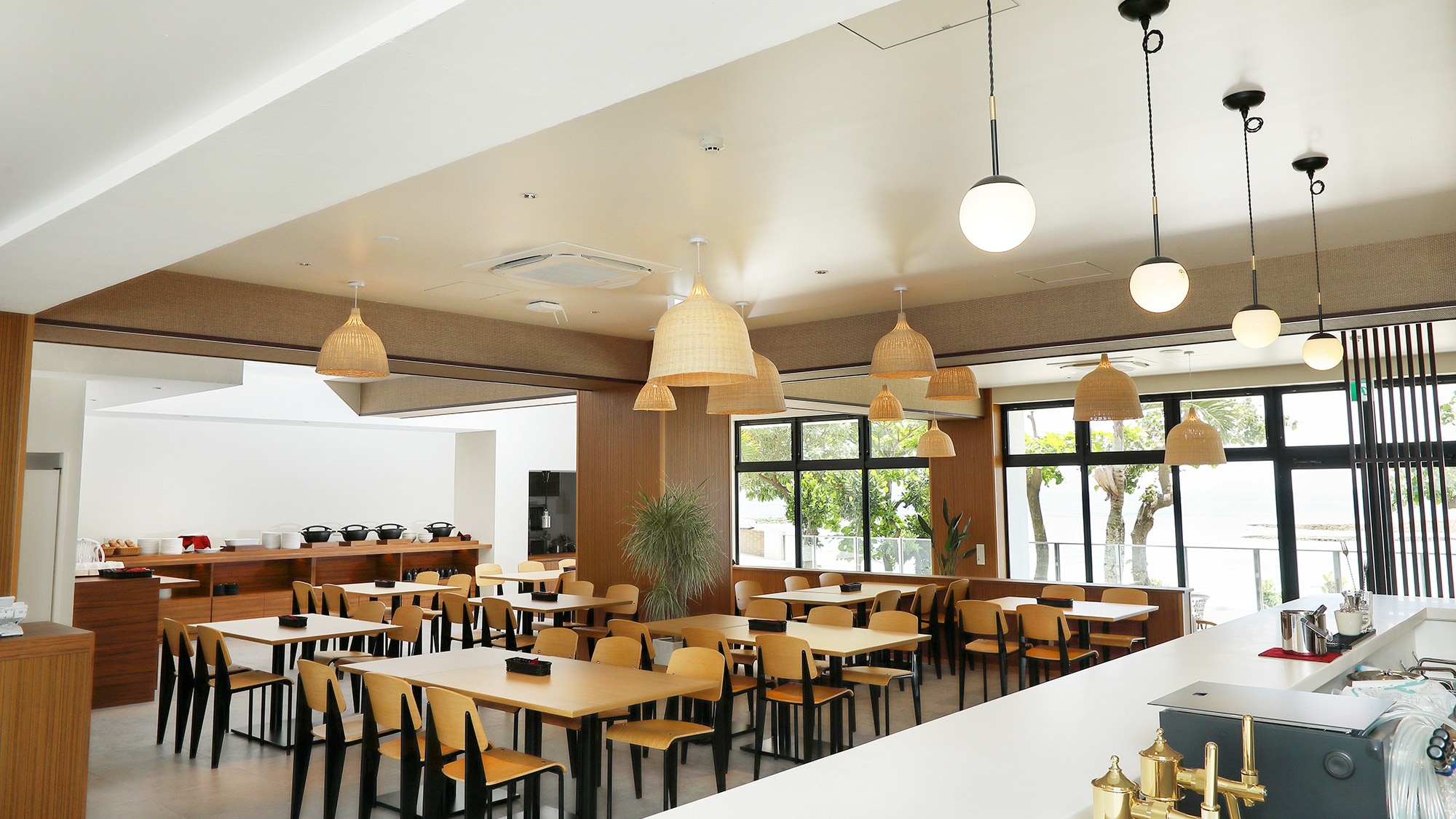 *[Restaurant] Enjoy a resort breakfast while looking out at the sea.