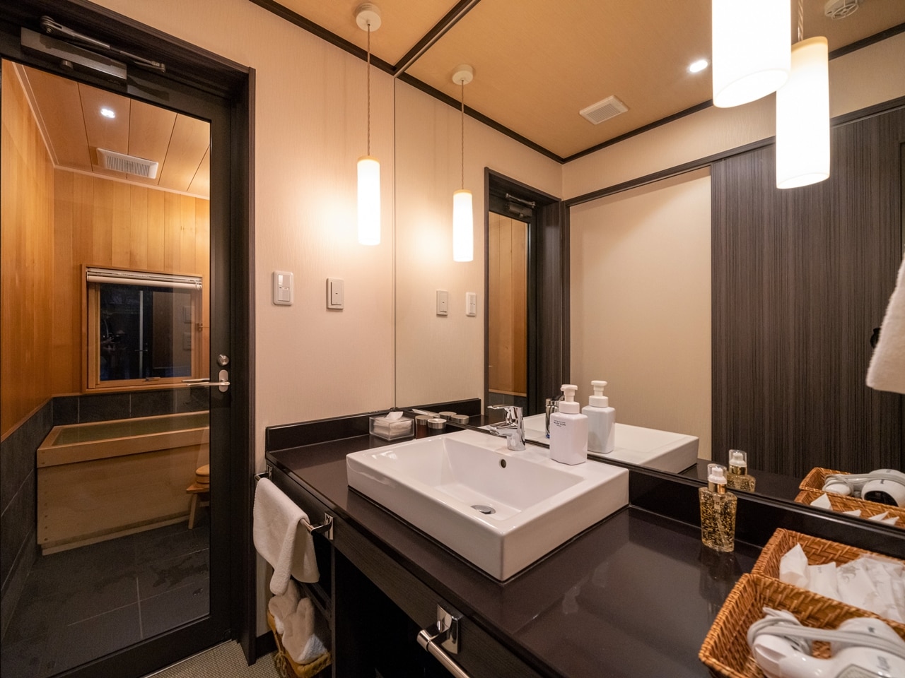 [Premium Japanese and Western rooms] The wash space is also spacious and easy to use.