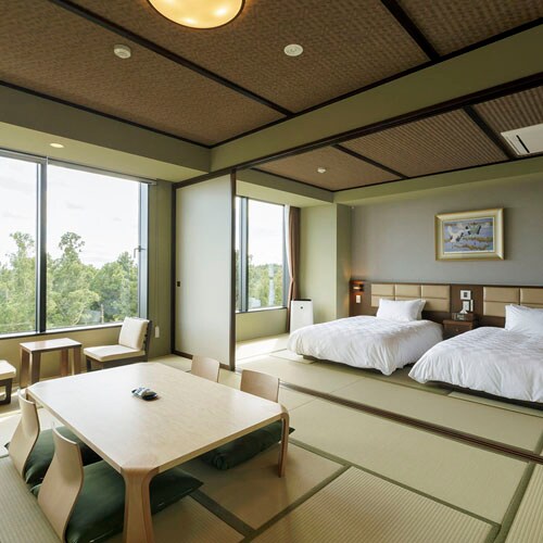Deluxe [Japanese-style room + Japanese-style twin room] A Japanese-style room with a wide rim and a bedroom with a Japanese-style bed, which is about 27 tatami mats in size.