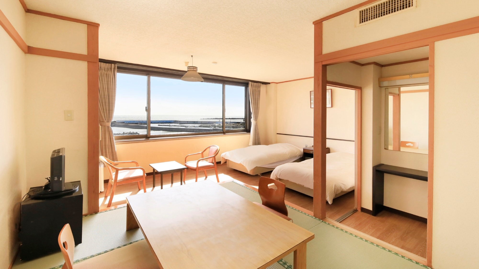 [Standard Japanese-Western Room] A comfortable room recommended for families or friends.