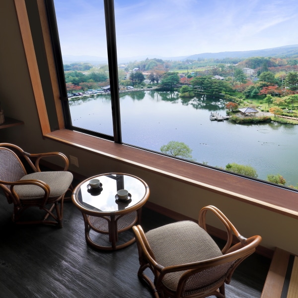 From the wide edge of the Japanese-style room on the pond side to Kagamigaike
