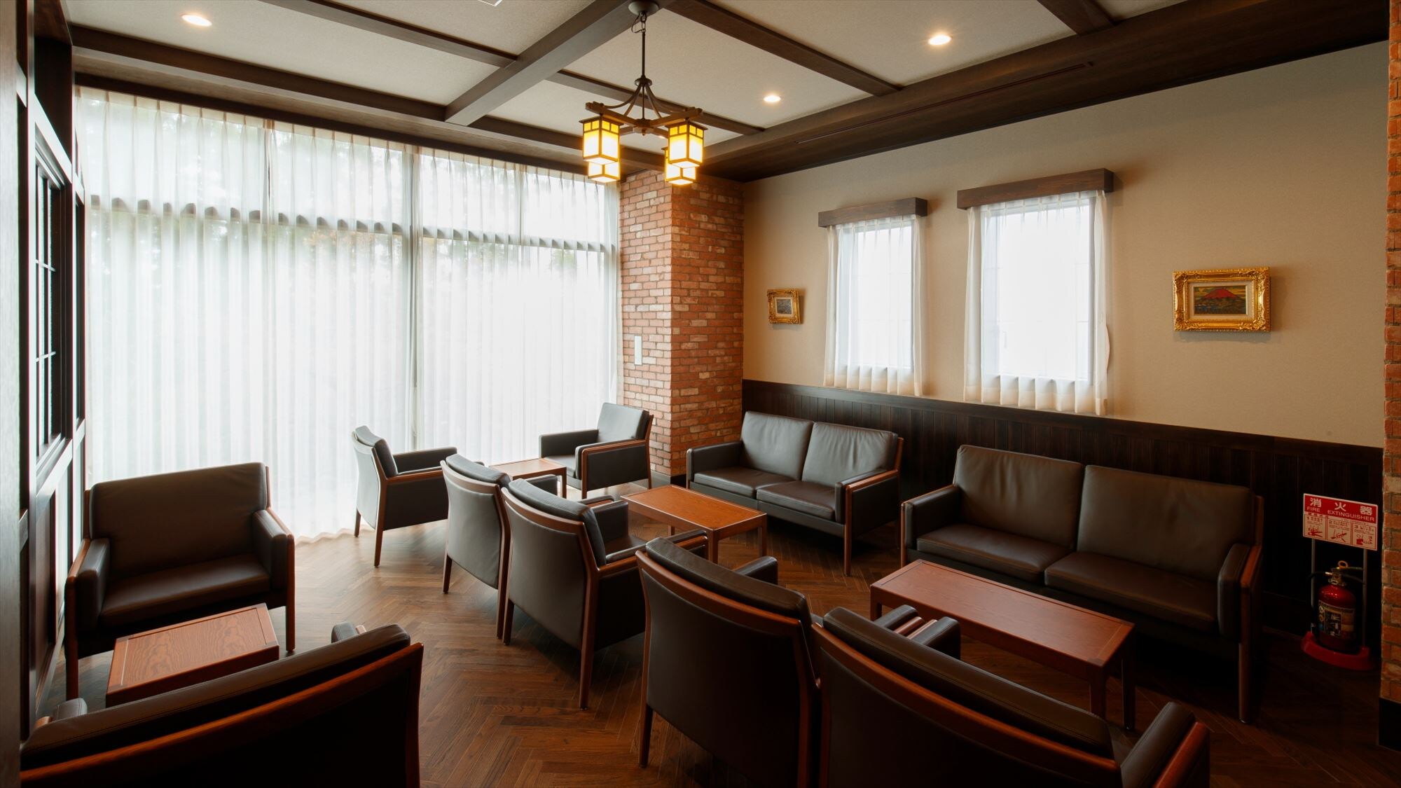 [Lobby] A nostalgic atmosphere that blends sophisticated Japanese and Western styles.