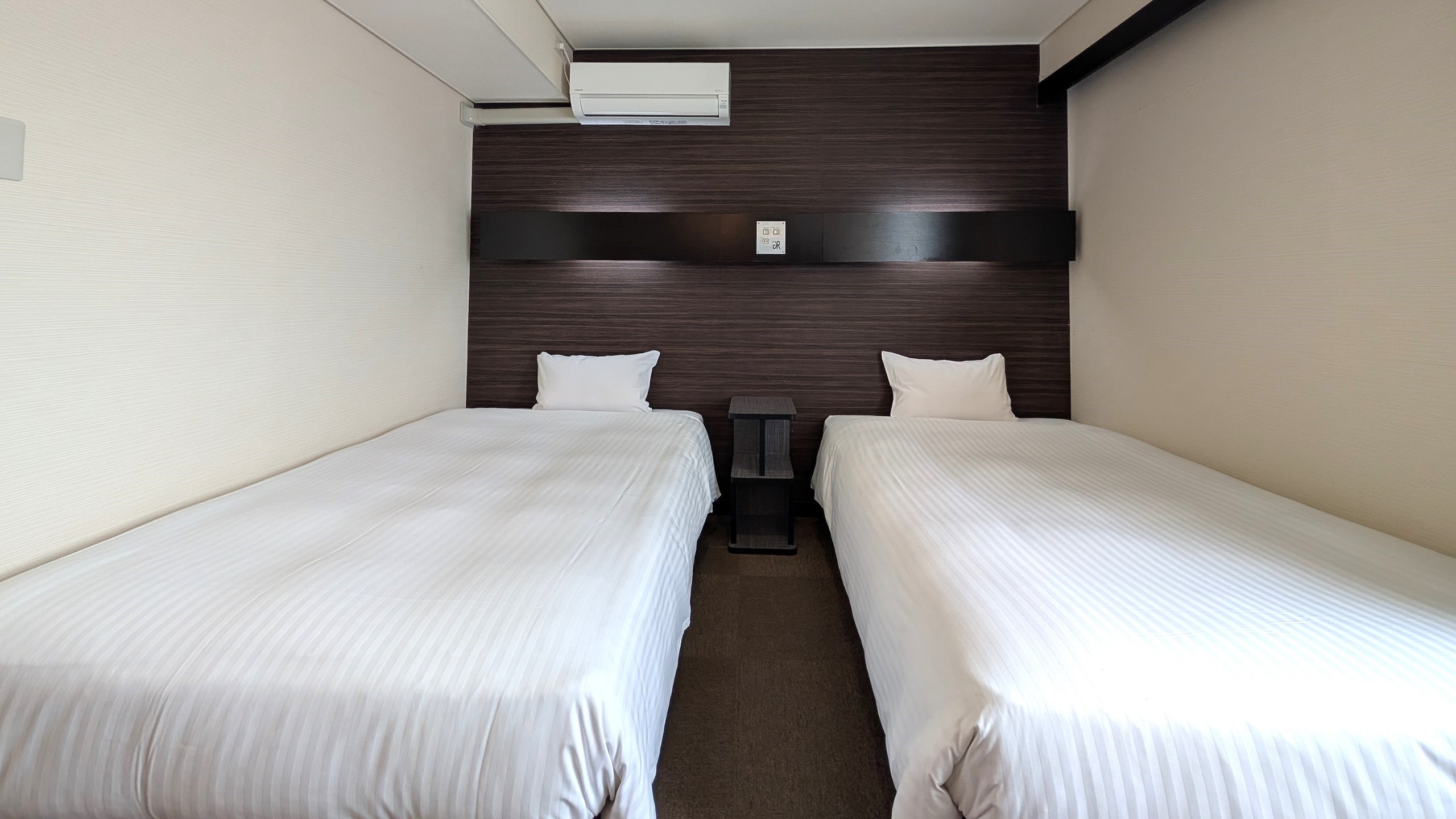 Twin Room [Two semi-double beds, 18 sq m]