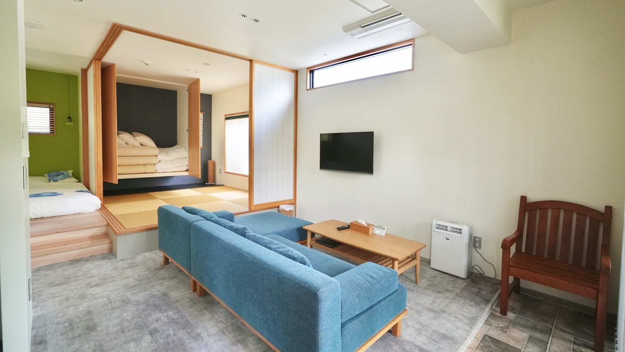 *[Example of a guest room (Building C)] The light streaming in through the living room window creates a more modern atmosphere.