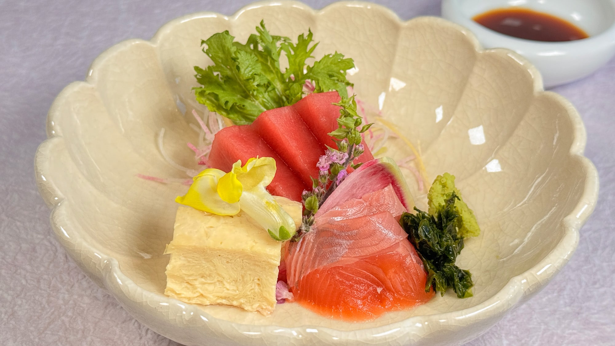"Sashimi" Tuna, Salmon Hotaka, Yuba (kulit tahu), dan satu set lengkap hiasan