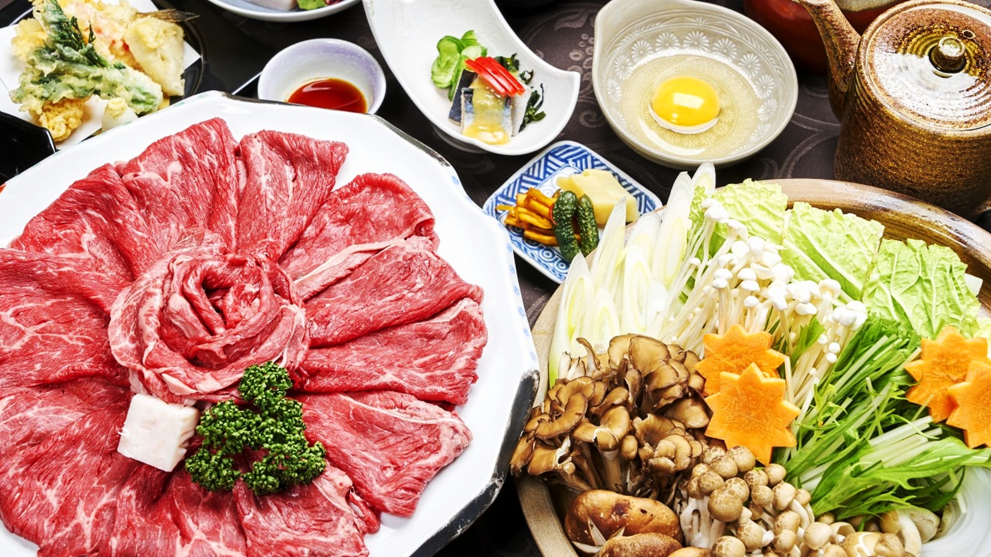 充满国产牛肉风味的绝品寿喜烧、使用时令食材的生鱼片等共8道菜品