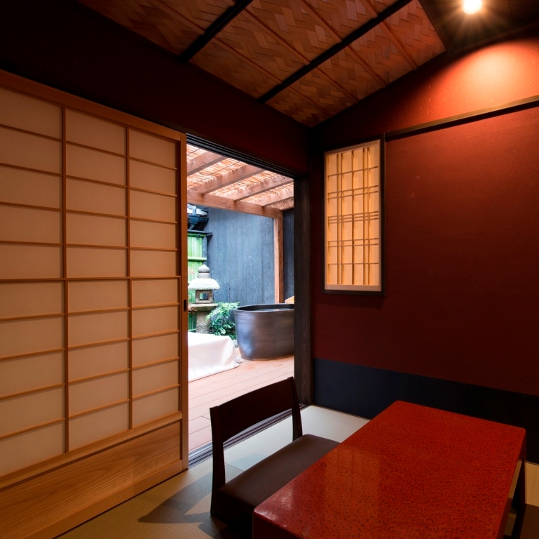 A Japanese-Western style room with a small courtyard and an open-air bath in a Kyoto townhouse [Shiraume] 37㎡