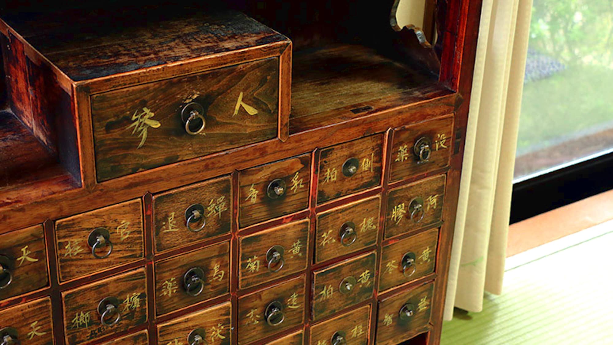 ・Carefully selected antiques and objets d'art will entertain you throughout the room and garden.