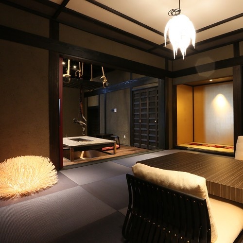 [Room / Jurokuya] 以華麗的橫梁結構為特色，氣氛輕鬆的房間。