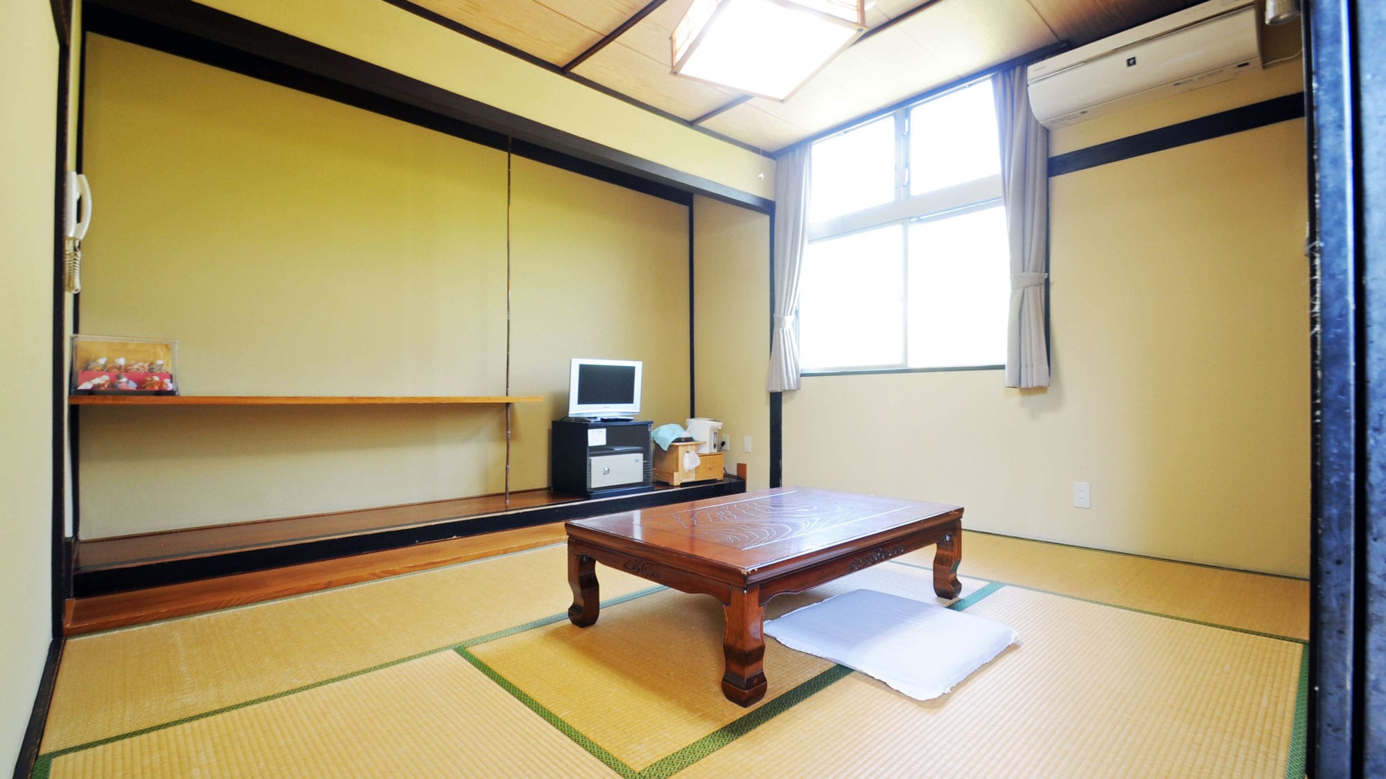 [Japanese-style room] Shobu-no-ma (6 tatami mats)