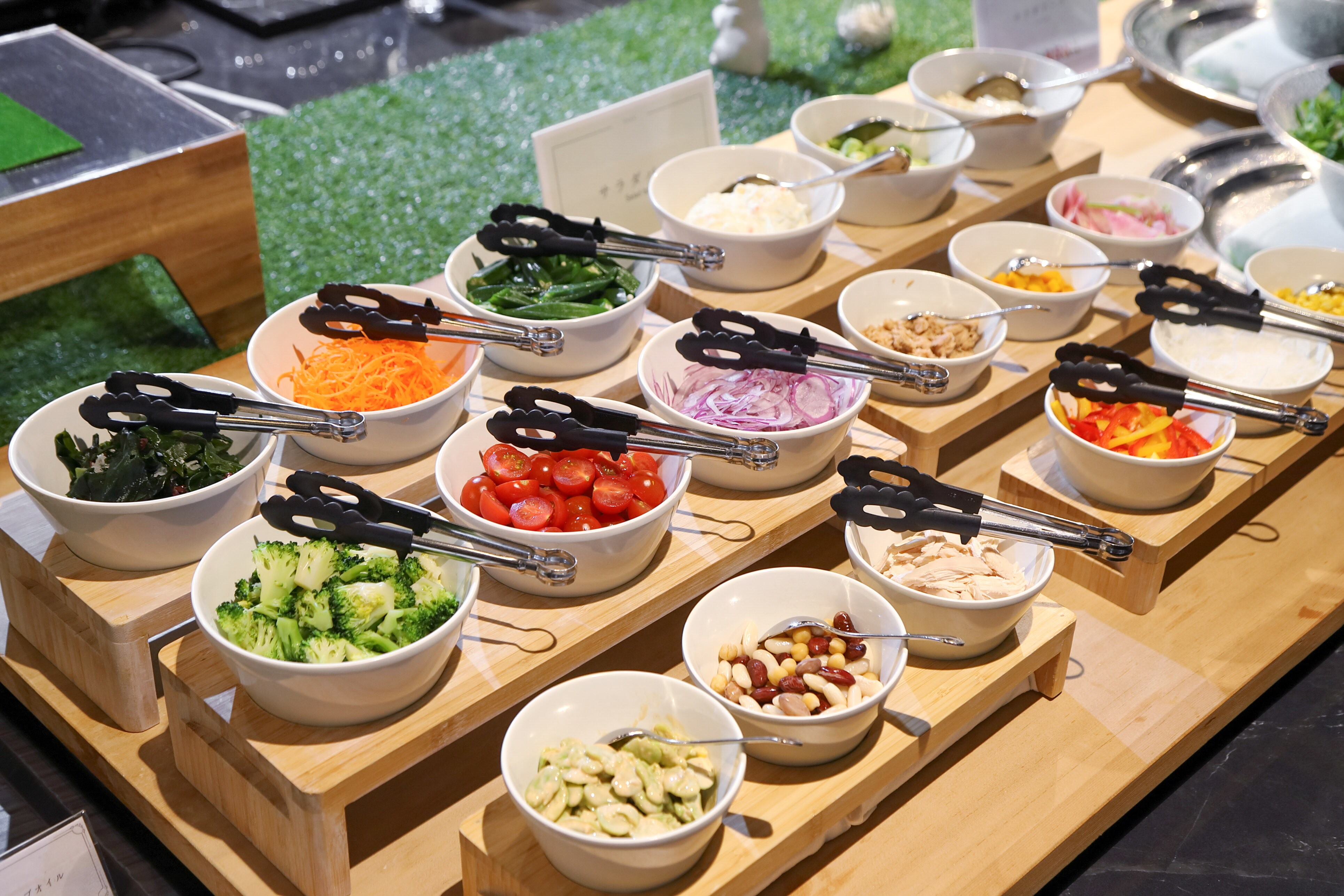 Quầy salad tự chọn cho bữa sáng