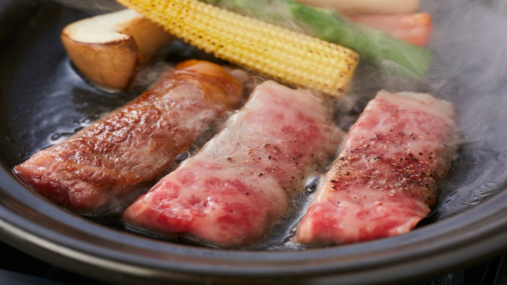 [Menu Kaiseki Spesial / Kagayaki] Musim Panas (Juni-Agustus 2026) Hidangan Utama: Daging Sapi Wakasa Panggang di Atas Piring Keramik