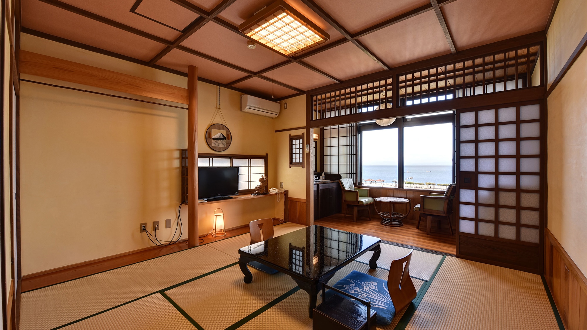 * [Japanese-style room 8 tatami mats (sea side)] Enjoy a relaxing holiday while looking out at the sea