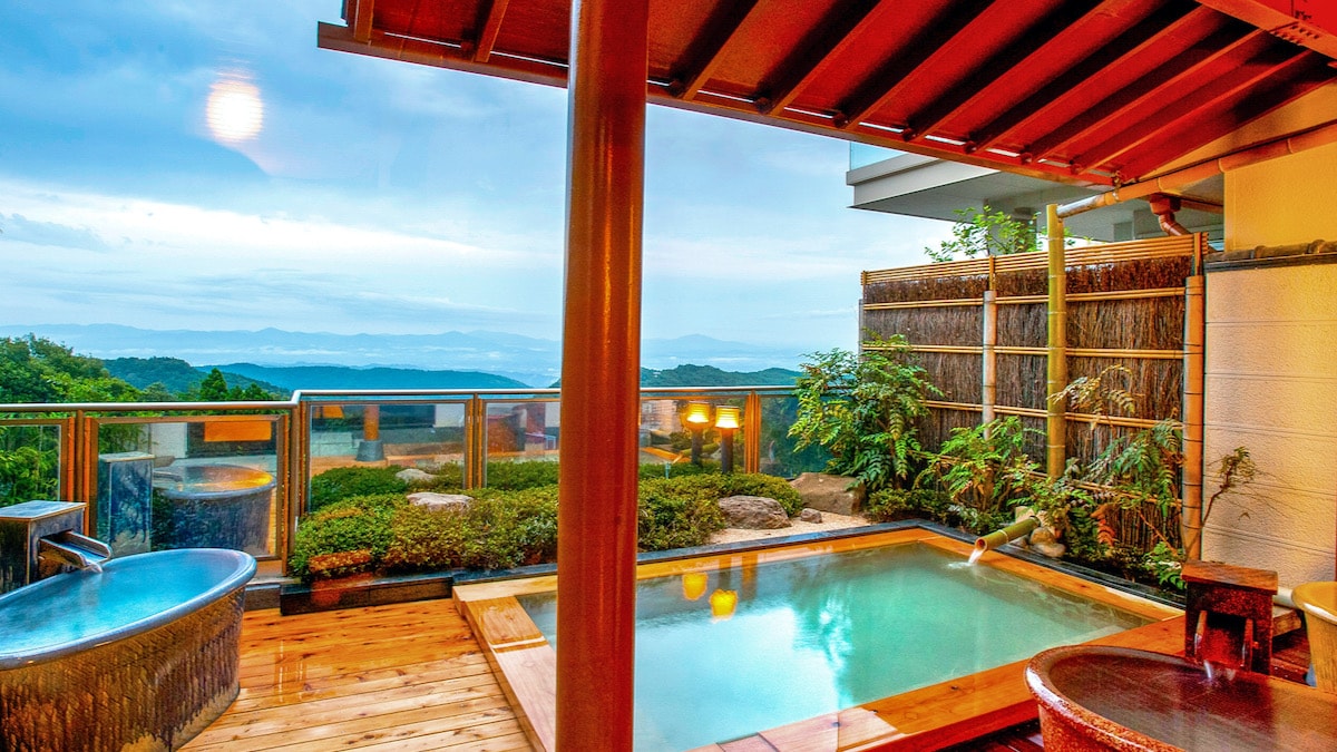 Open-air bath in the sky - Enjoy the fantastic view with a rainbow in the sky.