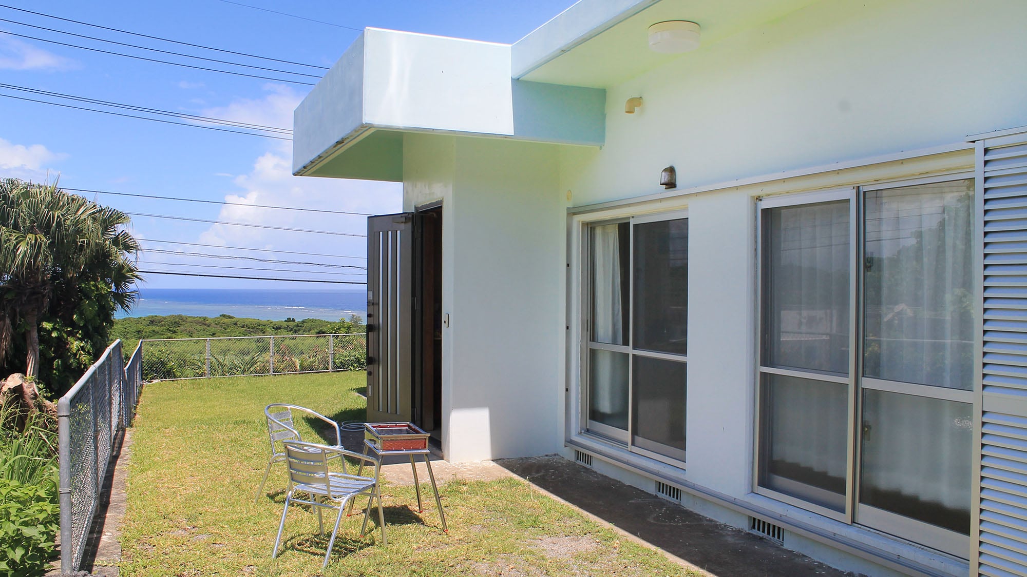 ・[Entrance] A spacious and open space where you can enjoy the greenery and the sea.