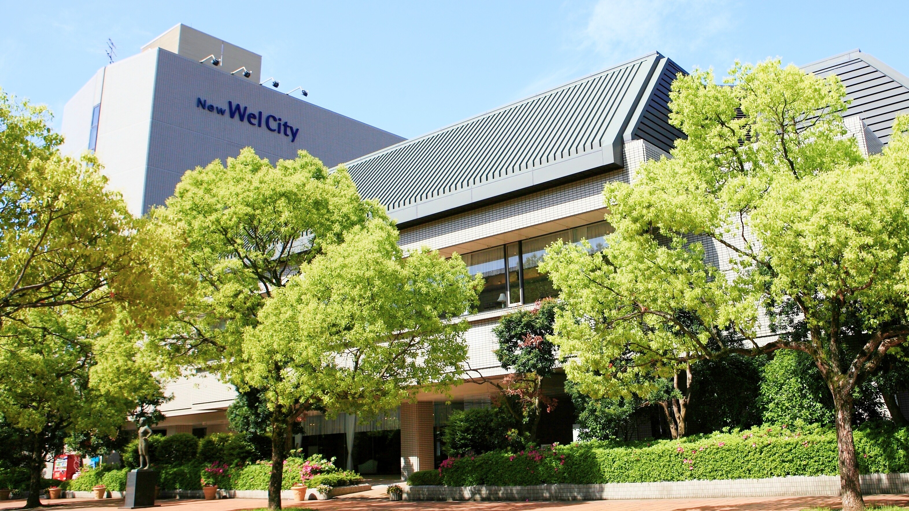 [Hotel exterior] Enjoy a relaxing stay while looking out at the trees in the adjacent Miyazaki Central Park.