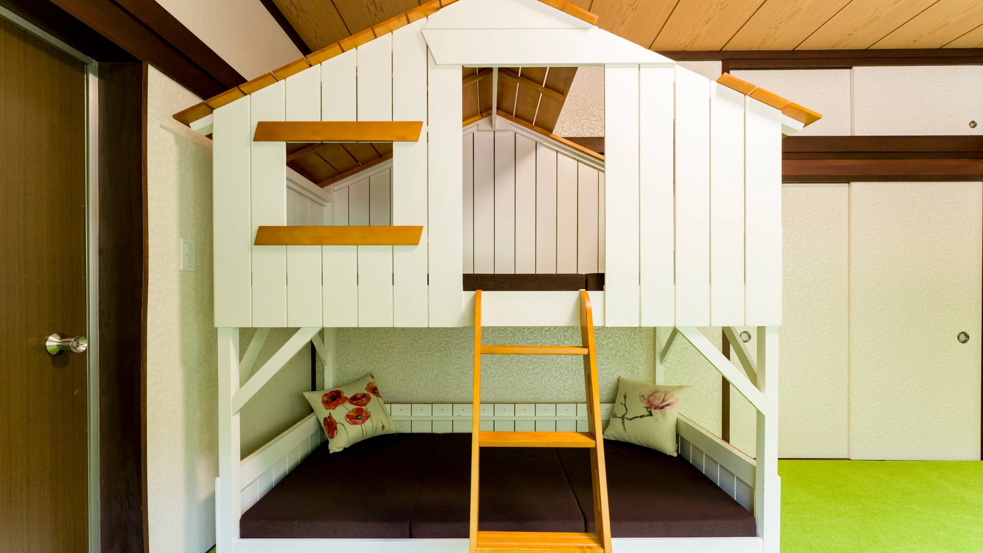 ・[Family Room A] A unique house-shaped bunk bed