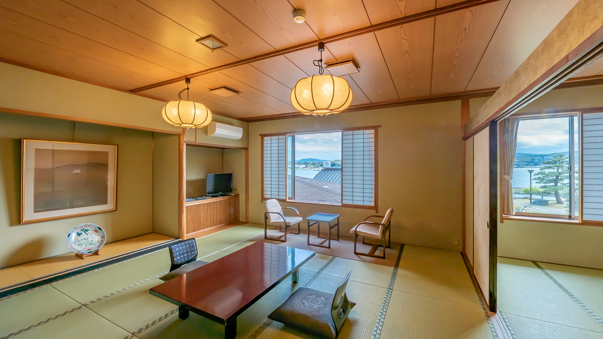 <15 tatami room facing Lake Shinji> A spacious Japanese-style room from which you can view Lake Shinji through the garden below.