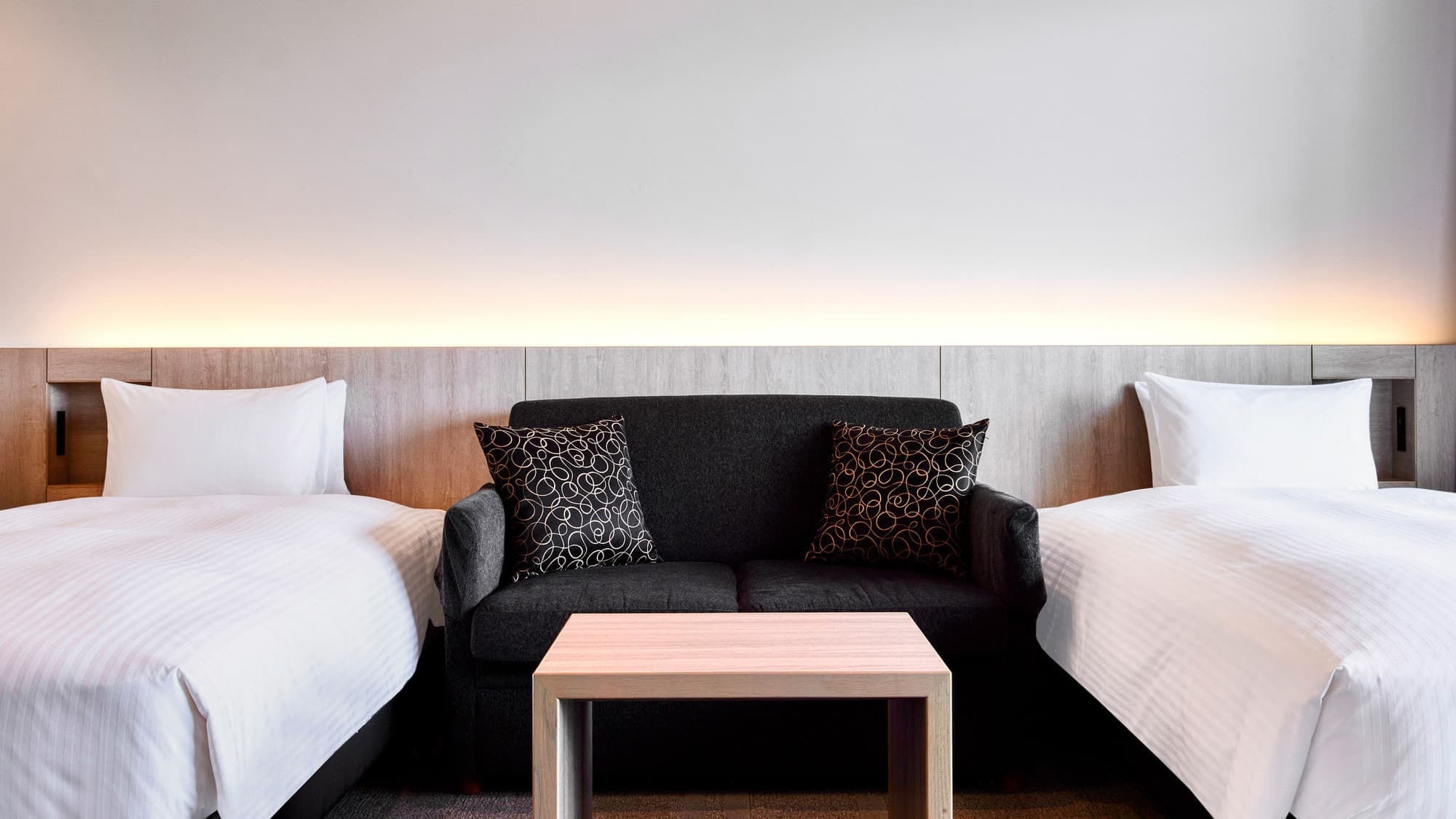 Phòng đôi cao cấp | Thư giãn trên ghế sofa, đọc sách, xem TV hoặc dành thời gian theo cách bạn thích.