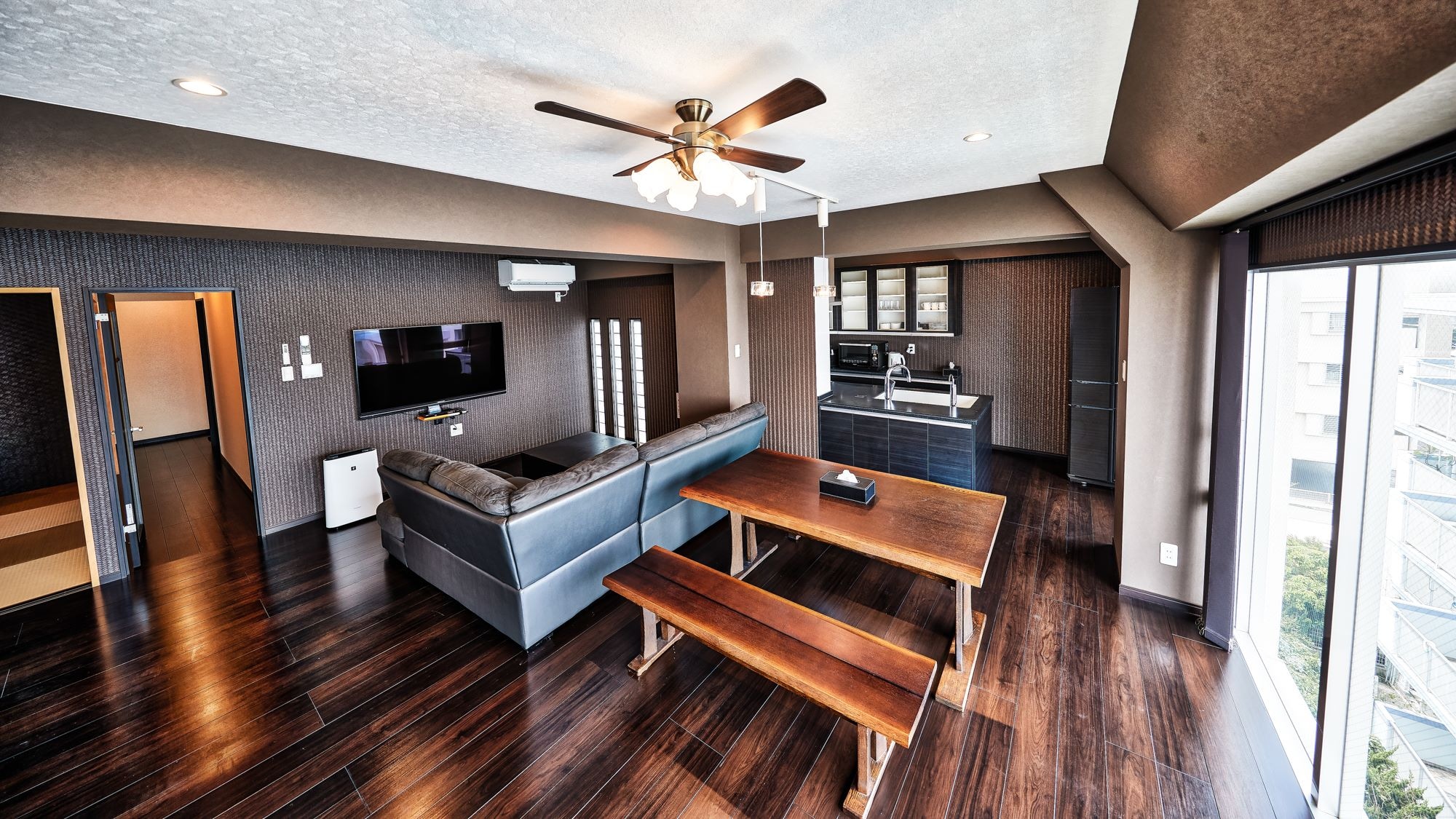 [Deluxe Suite] A spacious living room of about 20 tatami mats. The right side of the photo is a full glass wall with excellent lighting.
